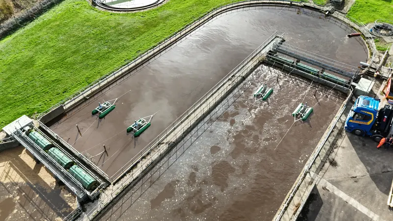 Spiral Aerators on green pontoon floats aerating two treatment lanes, seen from above